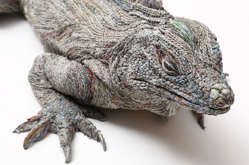 Keren! Seniman Jepang ini Membuat Patung Hewan dari Koran Basah yang Dilinting