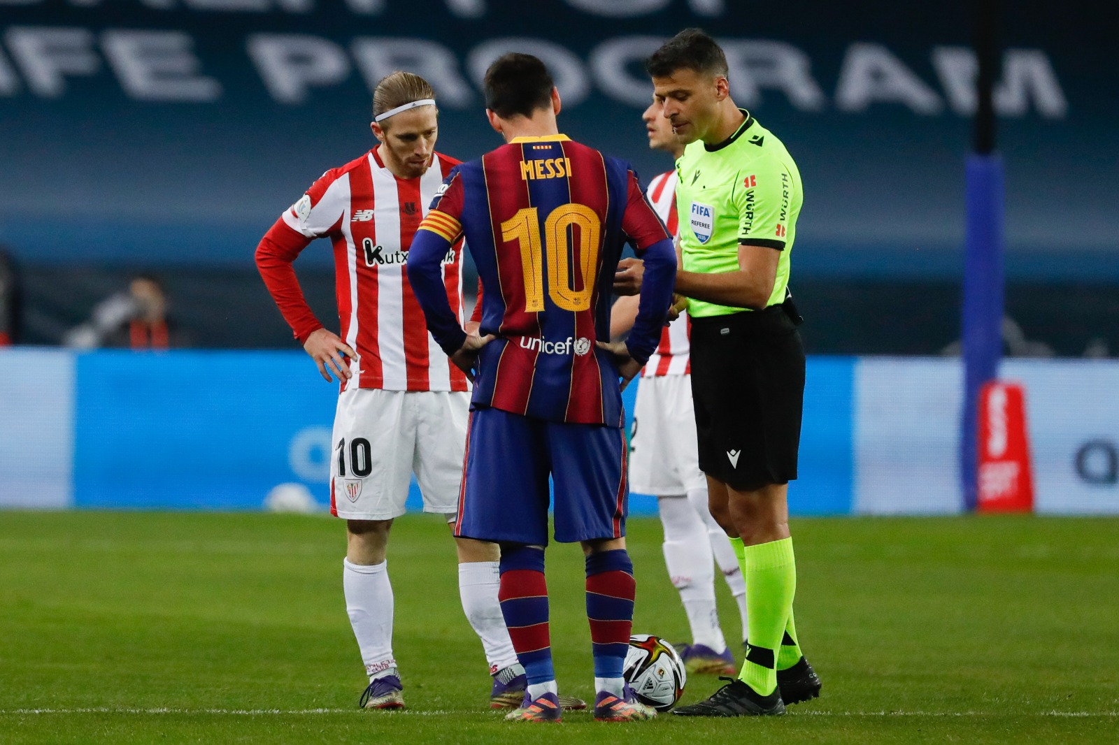 Kartu Merah Karena Memukul Striker Athletic Club, Potensi Hukuman Lionel Messi 4-12 Pertandingan