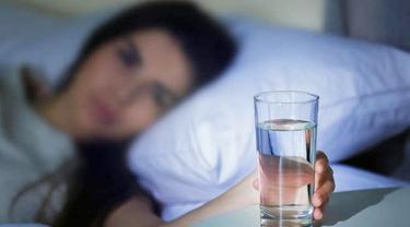 Bangun Tidur Sebaiknya Minum Air Putih Hangat atau Dingin?