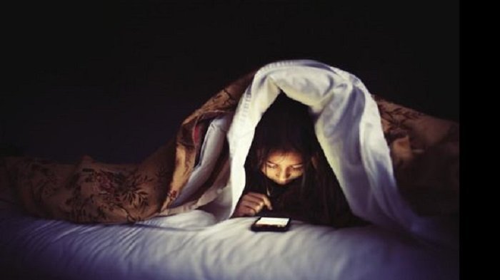 Hati-hati Jangan Bermain Handphone Sebelum Tidur! Ini Akibatnya