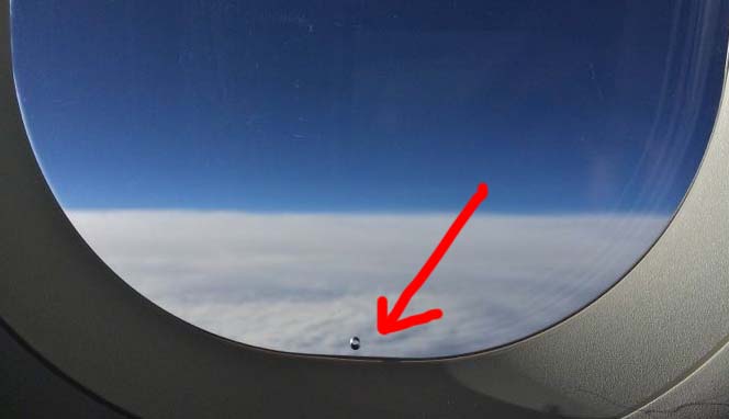 Mengapa Ada Lubang Kecil di Jendela Pesawat?
