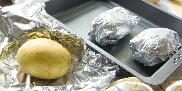 Mengapa Aluminium Foil Tidak Terasa Panas Setelah Diambil Dari Oven?