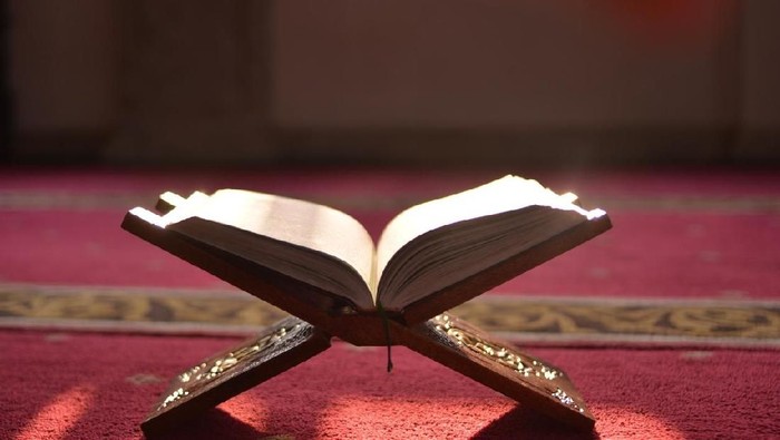Al-Qur'an berisi tentang hukum-hukum I'tiqadiyah, artinya