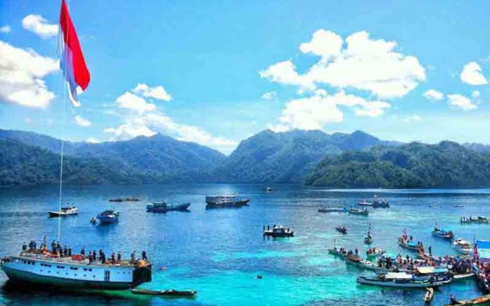 Indonesia terletak diantara dua benua dan dua samudra sehingga mendapat sebutan