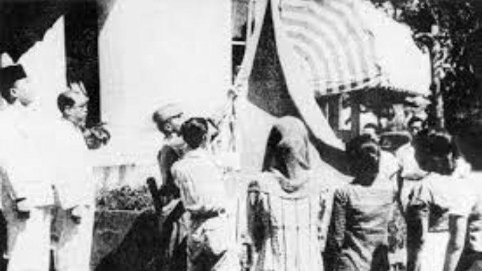 Pengibar bendera merah putih pada saat upacara proklamasi kemerdekaan indonesia adalah