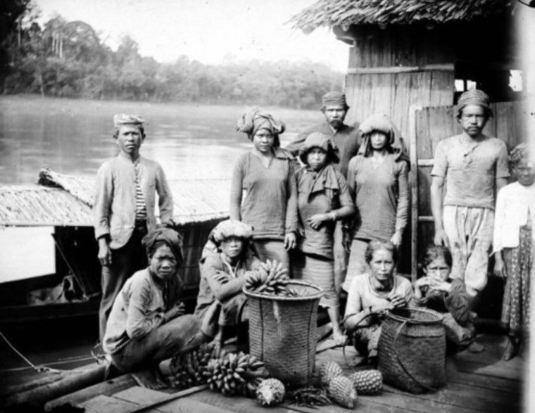 Nenek moyang bangsa Indonesia melakukan migrasi dari Yunan ke Indonesia karena